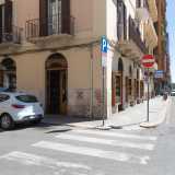 Ad angolo tra via Nicolai e  via Cairoli si trova in un sobrio palazzo giallino la casa editrice Cacucci